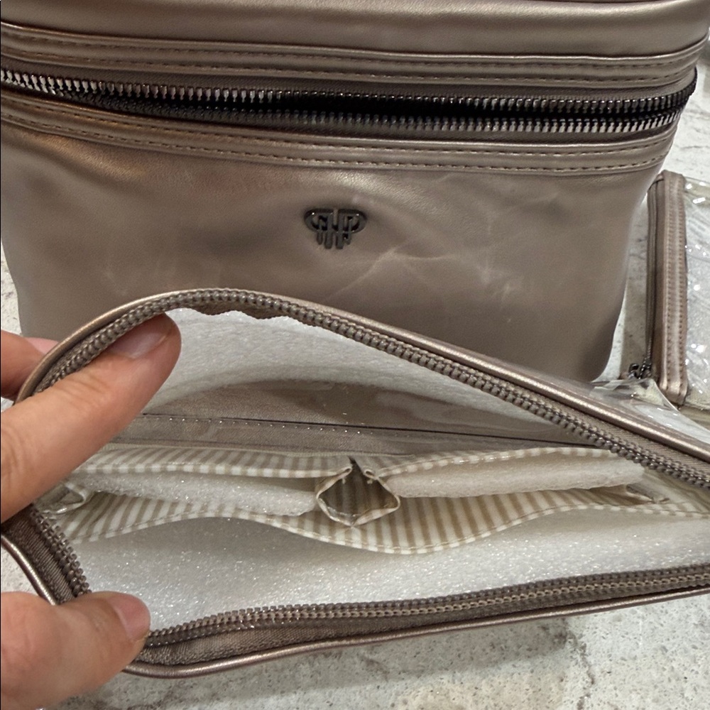 Getaway Train Case (Pewter) : Beauty & Personal Care - Picture 8 of 14